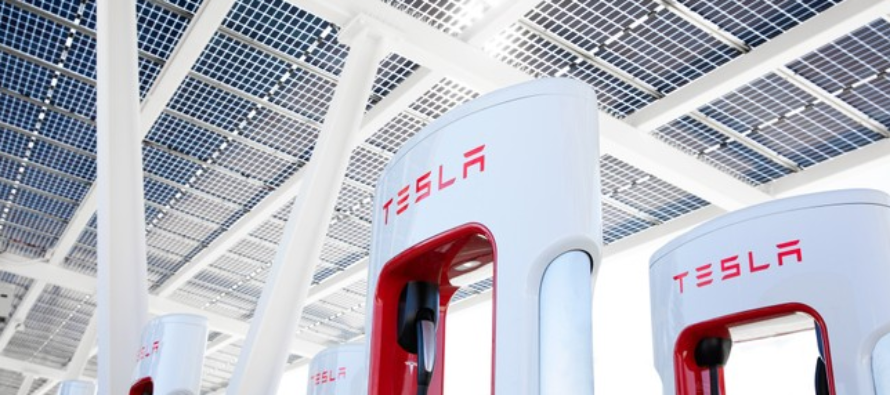 Tesla con la prima stazione Supercharger V4